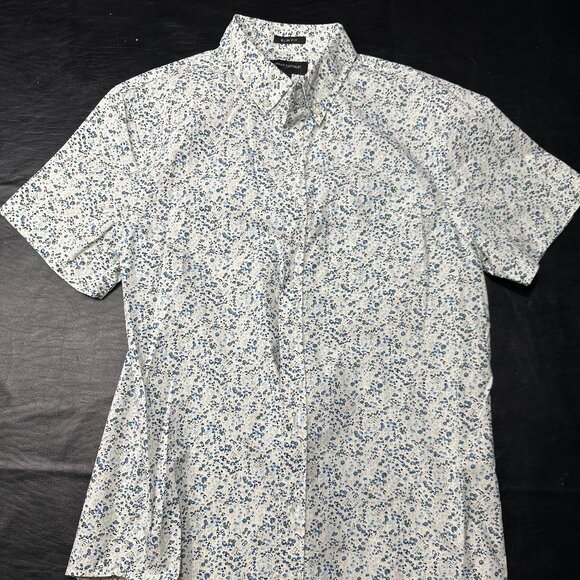 Bundle of 2 Banana Republic Slim Fit Button Downs With Pocket on Chest - Picture 2 of 6